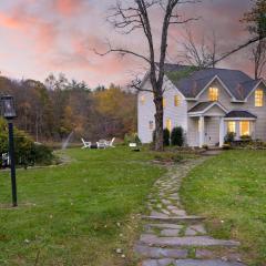 Cortland by AvantStay Charming Heritage Estate w Private Lake Pool