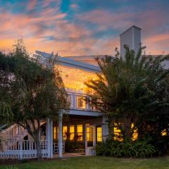 Hemlock by AvantStay Minutes from Folly Beach w Multiple Patios