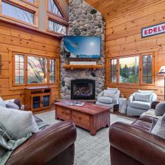 Beautiful Log Cabin! Hot-Tub, Bonfire & Private Yet 4 Mins to Downtown!