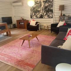 Lorne Groovy Ocean View Log House, Pet Friendly, FREE WIFI wine & chocolates kangaroos in the evening