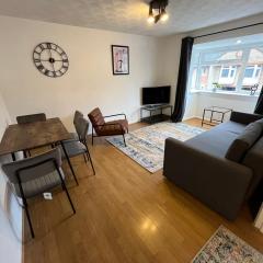 St Denys 2 bedroom flat, Convenient location next to station, Great for contractors
