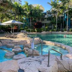 BROADBEACH Beachside! Home, Carport, Courtyard, Pools Spas