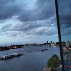 Homestay Room in Apartment with Stunning Thames River View