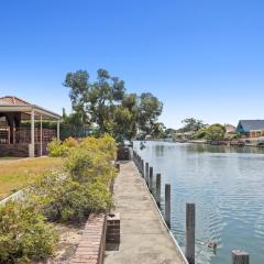 Canal Tranquillity - Restful Water Retreat