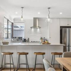 Sea La Vie ~ Pet Friendly Coastal Chic Broadwater Retreat
