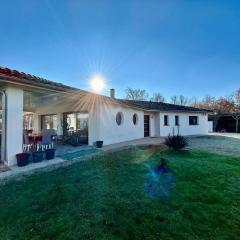 Maison moderne au calme avec billard, jacuzzi, bain à remous, piscine, Babyfoot