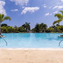 Noble House ~Spacious~Close to Beach ~Pool ~ Gym