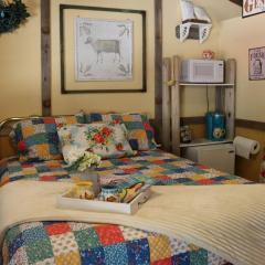 Acorn Hideaways Canton Charming Pioneer Suite 1890's General Store