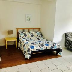 Stylish Montreal Apartment: Comfortable Stay in the Golden Square Mile