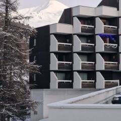 "Miramonte" appartement avec terrasse vue montagne et parking privatif sous-sol, à proximité immédiate des pistes, cœur de Vars les Claux, secteur point show avec commodités et piscine chauffée de plein air