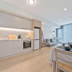 Stylish 1BR Entire CBD Apt 5 Minutes Train Station