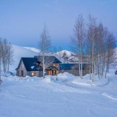 Gorgeous Log Cabin Close to Town with Hot Tub