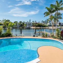 Relax in Style: 2BR Apartment in Broadbeach Waters