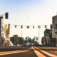 Venice Beach International Traveler Cabins & Suites- Surf & Yoga & E-Bike
