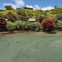Macrocarpa Cottage - Cable Bay Holiday Home