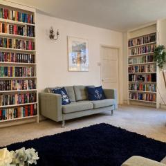 Dartmouth Town Centre 2 bedroom stylish apartment is perfect for families and couples with a happy & homely feel being only 30 meters from the sea but set back & quiet with everything on the doorstep a gorgeous place to explore the Devon beaches 5 star FB