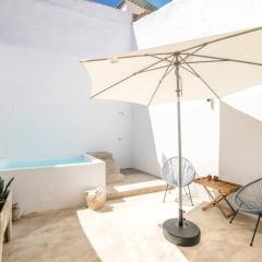 Traditional house: private pool and sunny terrace