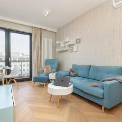 Bright Blue Apartment with Balcony, Parking and Air Conditioning in Warsaw by Noclegi Renters