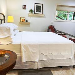 Robins Nest 10 min to Asheville Biltmore bkfst hot tub fireplace sparkling water