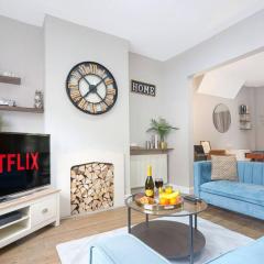 Central House with Parking, Pool Table, Super-Fast Wifi and Smart TV with Virgin Media and Netflix by Yoko Property