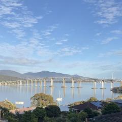 Hesket Guesthouse with views, privacy & 7 minute drive to Hobart CBD