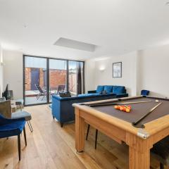 Deluxe 5 Bed House in London - Pool Table