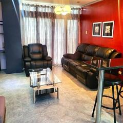 Sheryll Escapes - Kandi Modern 1BR with king bed fast Wi-Fi & housekeeping