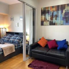 Homey 1BR Acqua Livingstone with Netflix, Pool & Gym