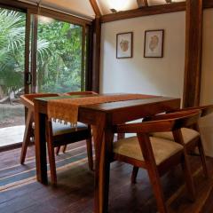 Cabaña Chechen, wooden chalet in tropical garden