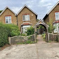 Inviting 4-Bed House near Heathrow with fireplace