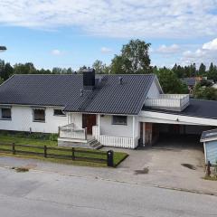 Mysigt hus med 9 sovrum nära natur och SCA & Hamn