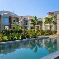 Entire 4 Bedroom villa for 8 with pool & gym