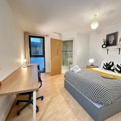 Chic Flat near Walking & Dining Delights