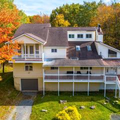 Family-Friendly Poconos Retreat with Deck and Hot Tub!