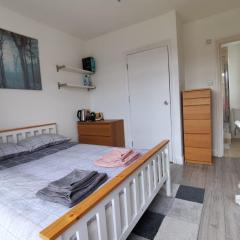 Double bedroom with bathroom en suite and a large balcony for short or long let in London Canary Wharf E14