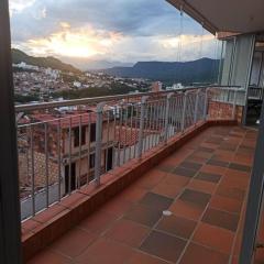 Apartamento amplio con piscina, hermosa vista a la ciudad de San Gil