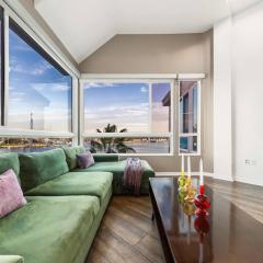 Skyline Oasis: Luxe 3-Floor Waterfront Penthouse