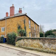 Large room in Stunning Cottage Edge of the Cotswolds