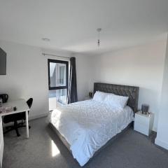 Canterbury Penthouse: HUGE 2 bed ensuite + balcony