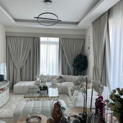Shared Ensuite BURJ Khalifa VIEW King Bedroom in 2Bed near Dubai Mall 8mins away
