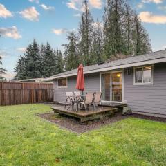 Modern Puyallup Townhome with Backyard and Fireplace