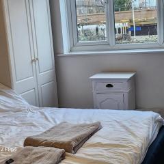 Cozy 2 bed Flat/Apt in East London- Nice Estate.