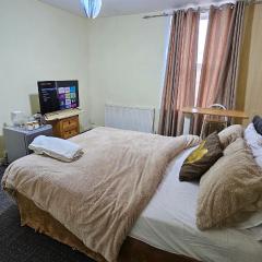 Beautiful 1-Bed House in Leeds