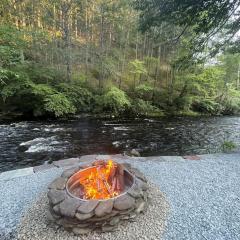 Cozy Poconos retreat on Bushkill Creek w/ Firepit!