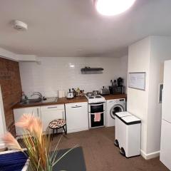 Comfortable Modern Home, Self Catering Flat, Newly refurbished, town centre, free parking