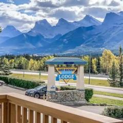 B211 MTN View ground floor town house- 2BD, Sleeps 8, hot tub, free parking, close to Banff