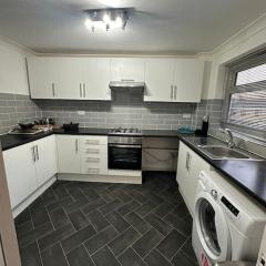Cosy Spacious 2 bed flat Hornchurch high street