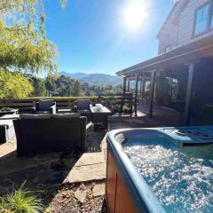 6BD/3.5BA Hilltop Haven with/ HotTub, Billiards, and Views!