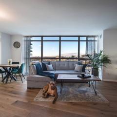 Modern Downtown Condo Free Parking Pool Balcony Walk to Lake