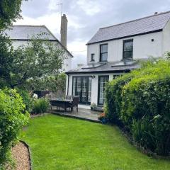 Lovely Charmouth cottage with log fire & garden close to beach